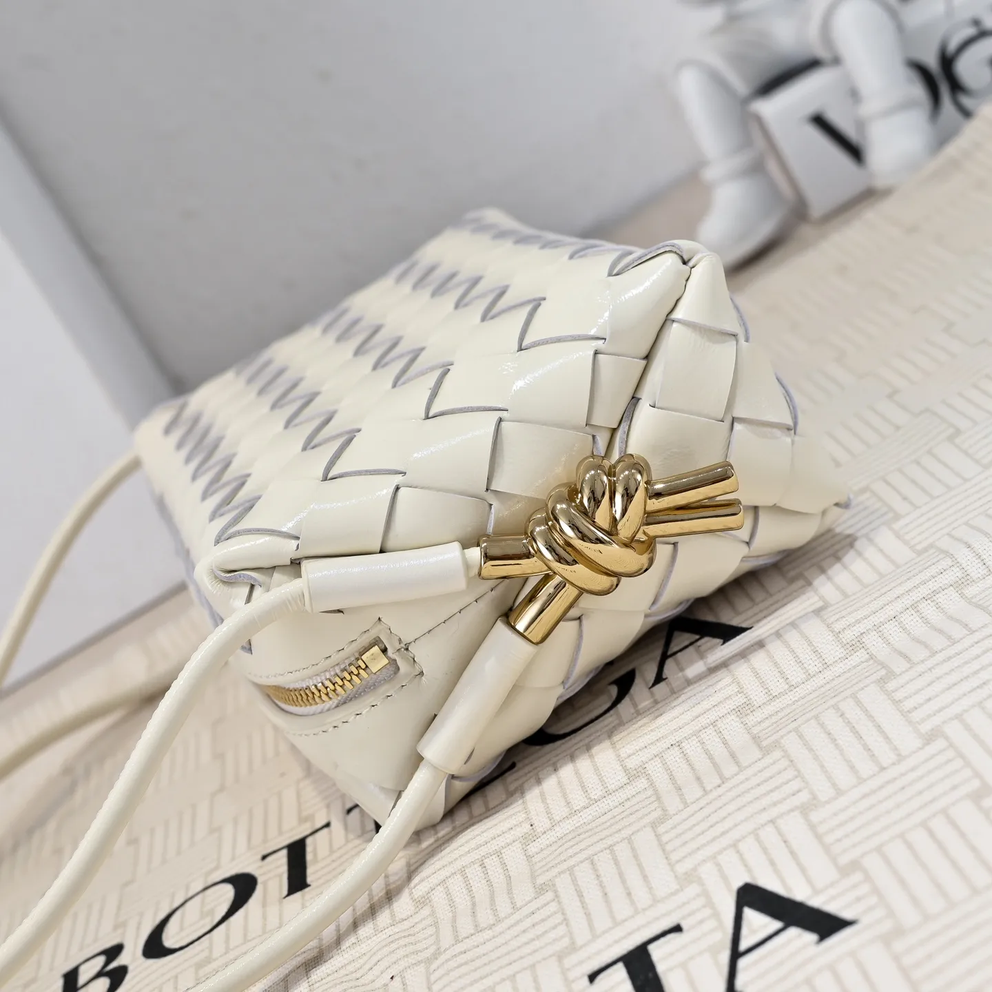 Batch 1560 𝗕𝗼𝘁𝘁𝗲𝗴𝗮 𝗩𝗲𝗻𝗲𝘁𝗮———— The latest version of the loop camera bag💥 from BV’s King of Cost-Effectiveness counter, large woven texture➕Ultra-high quality cow wax leather as always, with zipper, hardware decoration on both sides, adjustable drawstring, especially suitable for the tummy💫Can hold anything, very light weight, suitable🈴️for girls of all ages, size: 17*10*6cm Style number: 6125